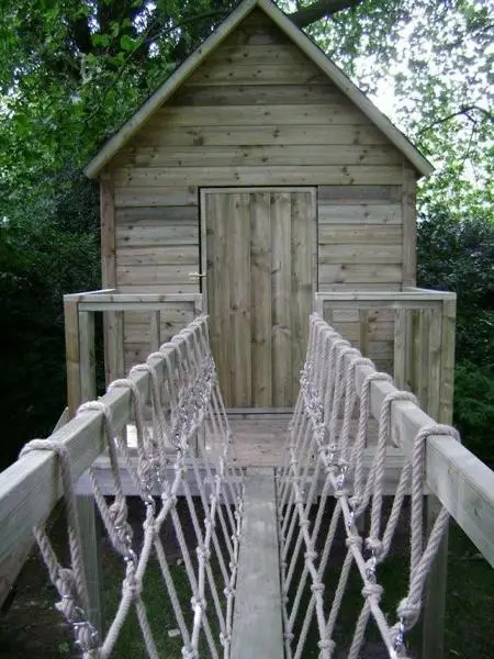 Houten boomhut bereikbaar via een hangbrug