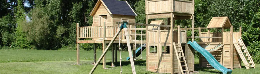 Verschillende houten Bullwood-speeltorens in het groen