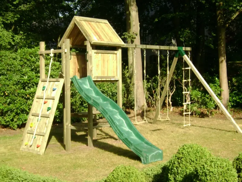 Houten speeltoren met ladder, glijbaan en schommel